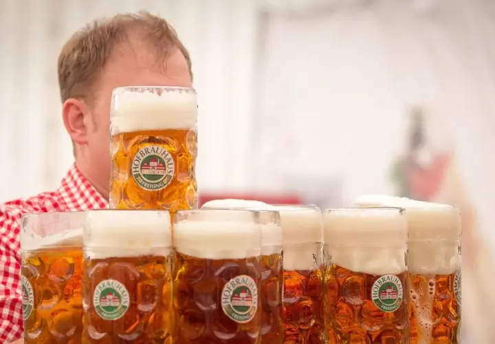 Ile kosztuje piwo na Oktoberfest? Ceny, które zaskoczą każdego