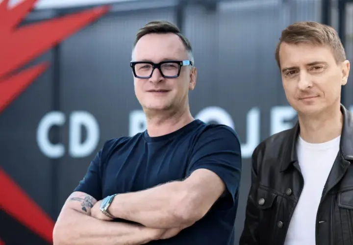 Dwóch mężczyzn na tle logo CD Projekt. Analiza przyszłości firmy.
