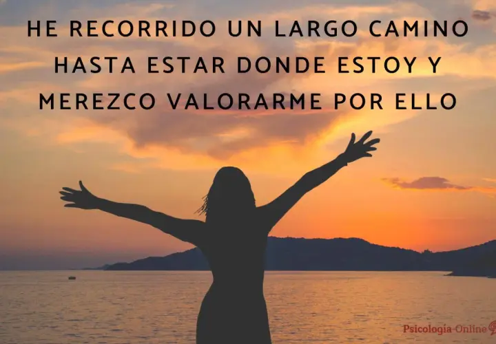Silueta de persona con brazos extendidos al atardecer, celebrando un camino recorrido. Frases motivadoras para el positivo pensamiento y la autoestima.