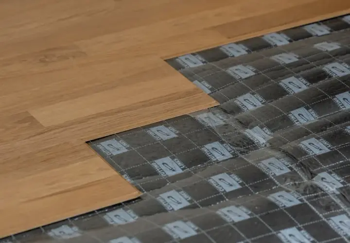 Drewniane panele układane na podkładzie z wytycznymi do cięcia. Idealny kit do paneli podłogowych.