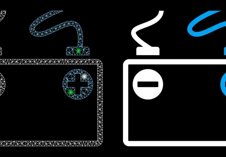 Akumulator z oznaczeniami biegunów plus i minus, gotowy do ładowania. Pytanie: jakim prądem ładować akumulator?