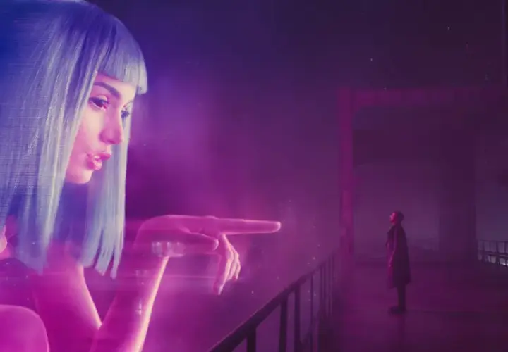 Joi, un'ologramma, interagisce con K su un ponte. Un'immagine iconica per la blade runner 2049 recensione.