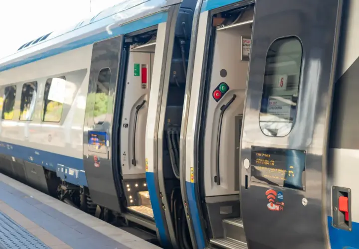 Pociąg EIP 5304 z Gdyni Głównej do Warszawy Centralnej, z otwartymi drzwiami, gotowy do podróży.