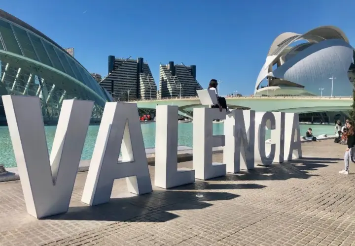 Letras gigantes de VALENCIA, un lugar ideal para visitar gratis. Arquitectura moderna y cielo azul.