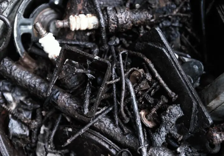Piezas oxidadas y sucias, incluyendo bujías, que parecen ser de un motor de combustión.