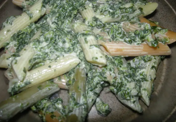 Penne z kremowym sosem, szpinakiem i serem pleśniowym. Pyszne danie, które zachwyci każdego smakosza.