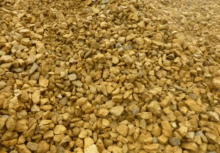 Góra pokruszonego, żółtawego **dolomitu**, idealna na podsypkę pod drogę lub jako materiał budowlany.