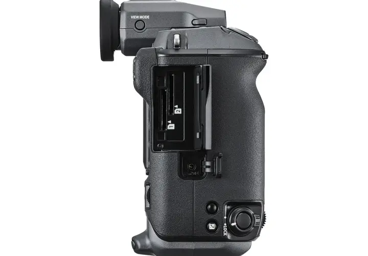 Czarny aparat Fujifilm średni format z dwoma slotami na karty pamięci i wizjerem.