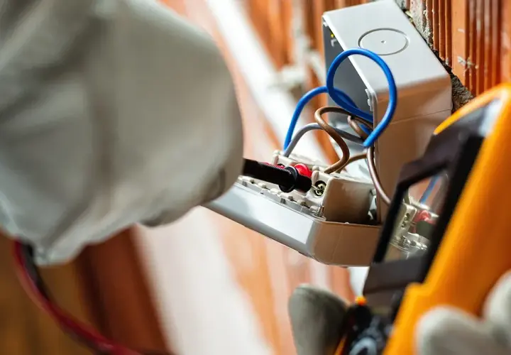 Ile bierze elektryk za punkt - poznaj ukryte koszty instalacji elektrycznej