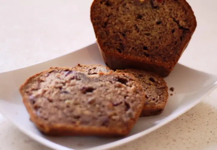 Chlebek bananowy Ani gotuje się wspaniale, pachnie cudownie. Na talerzu kawałki domowego wypieku.