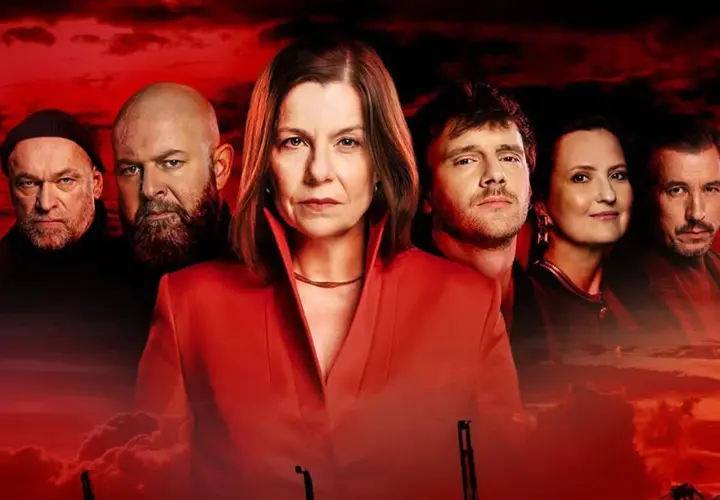 Krew z krwi: czy będzie 4 sezon? Obsada serialu w dramatycznym ujęciu na tle czerwonego nieba.