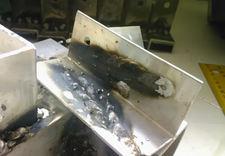 Spawanie aluminium migomatem – widoczne spawy na profilach aluminiowych, efekt pracy spawacza.