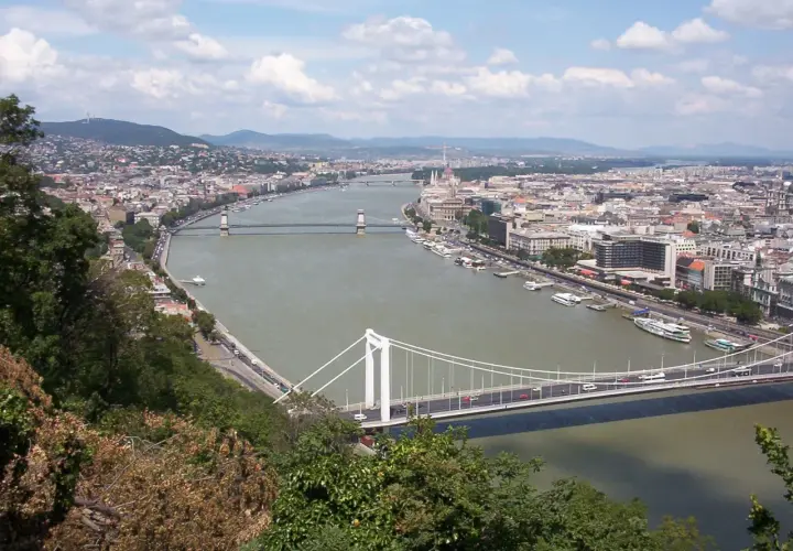 Widok na Dunaj w Budapeszcie, przypominający o tym, przez jakie państwa przepływa Dunaj, z mostami i miastem w tle.