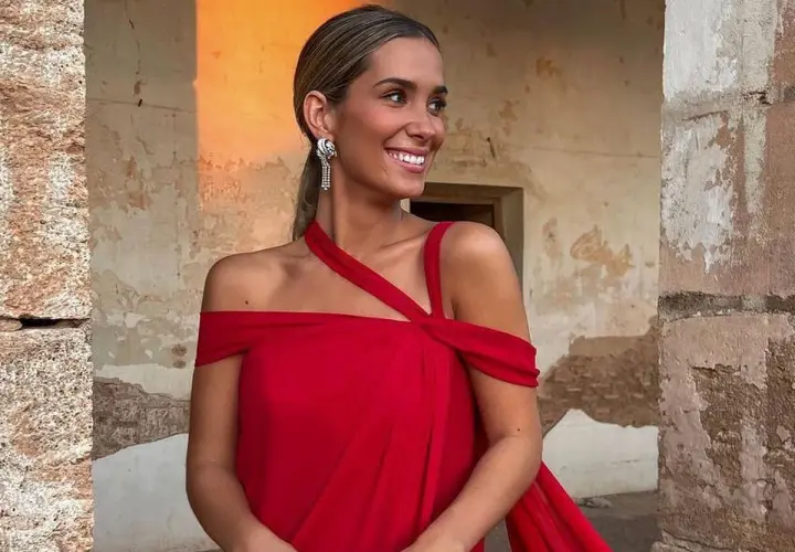 María Pombo, radiante con un vestido rojo, sonríe mientras posa. Su edad se refleja en su energía y estilo.