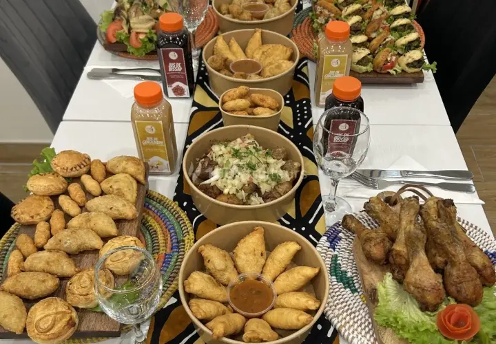 Idée repas baptême pour 60 personnes : assortiment de mets africains, jus de bissap et de gingembre.