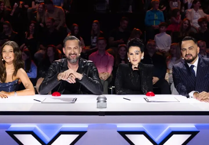 Czterech jurorów, w tym jedna kobieta, siedzi przy stole w programie "Mam talent 2026".