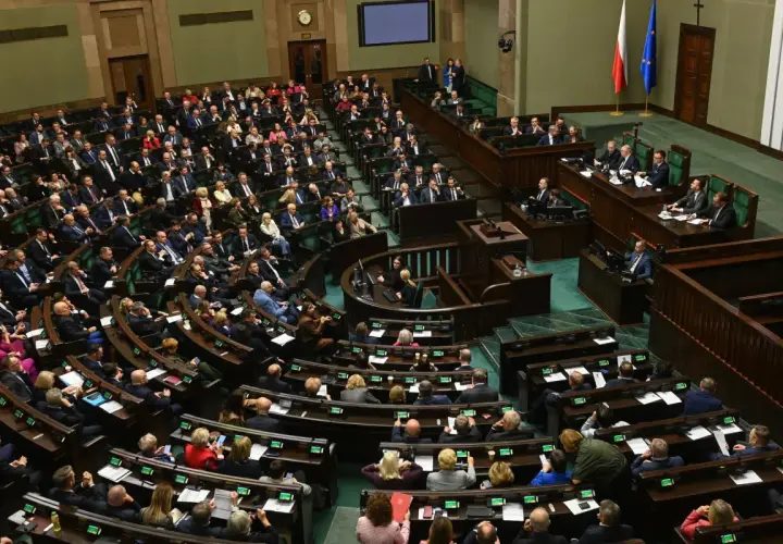 Posiedzenie Sejmu. Wiele osób siedzi w ławach, dyskutując o przyszłości kraju. Czy zaufanie do polityków jest uzasadnione?