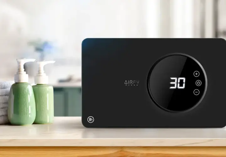 Purificador de aire AIRFY OZONO, con temporizador digital y controles táctiles. Junto a toallas y dispensadores de jabón, ideal para un ambiente fresco.