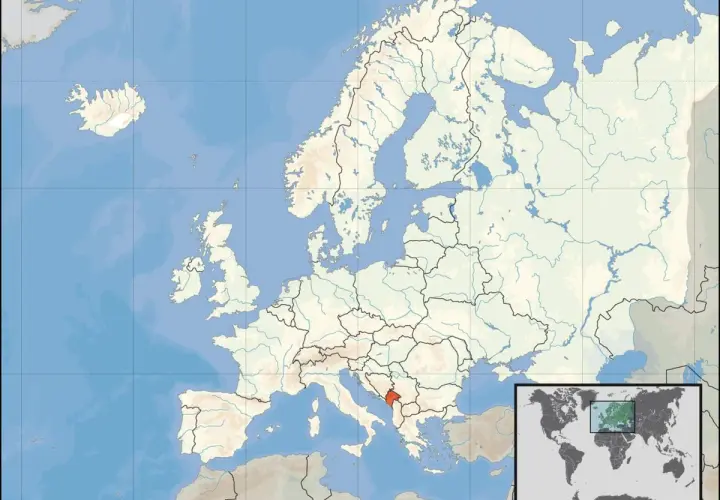 Mapa Europy z zaznaczoną Czarnogórą. Ten kraj leży na Bałkanach, nad Adriatykiem.