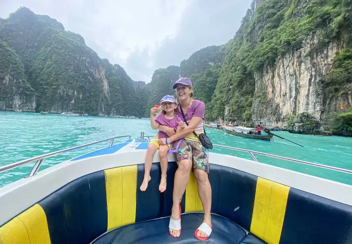 Un viaggio indimenticabile in Thailandia con bambini, tra acque turchesi e maestose scogliere.