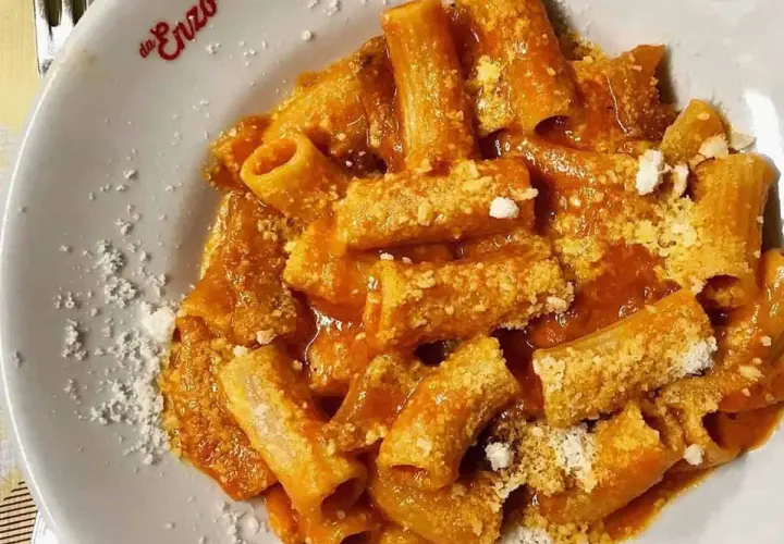 Rigatoni al sugo e parmigiano, un piatto da provare se cerchi dove mangiare a Trastevere.