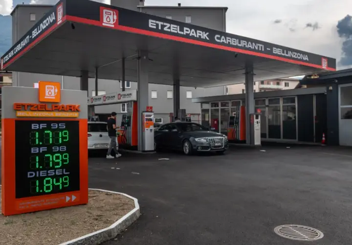 Cartello luminoso mostra il prezzo benzina e diesel a Bellinzona: 1.889 (BF 95), 1.799 (BF 98), 1.849 (Diesel).