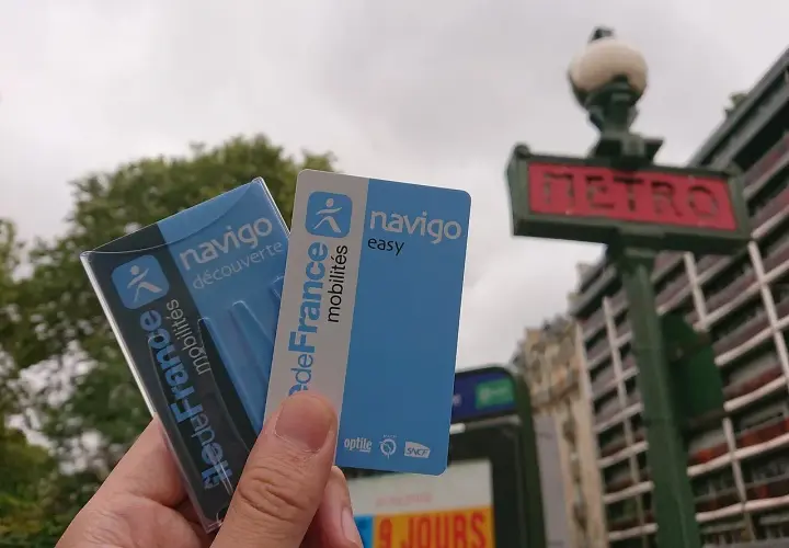 Karta Navigo i znak METRO symbolizują komunikację miejską w Paryżu.
