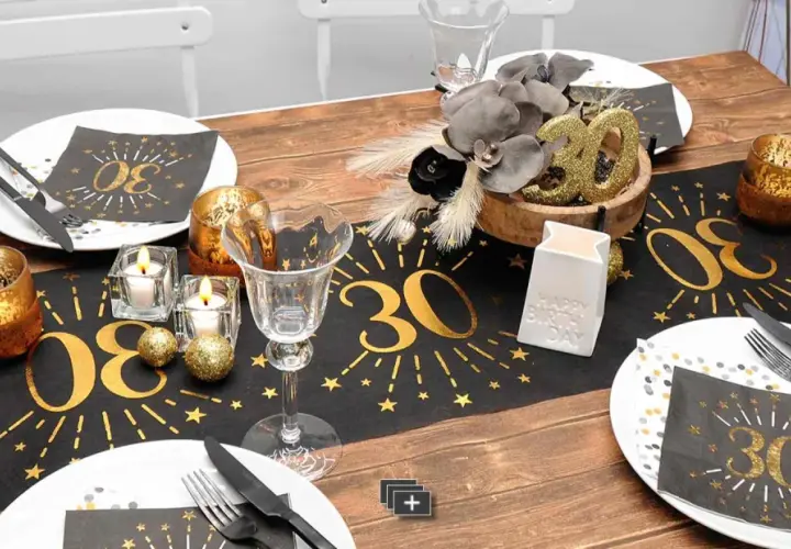 Einfache Tischdeko Geburtstag selber machen: Goldene "30" auf schwarzem Läufer, Kerzen, Gläser und Deko-Kugeln für eine festliche Feier.