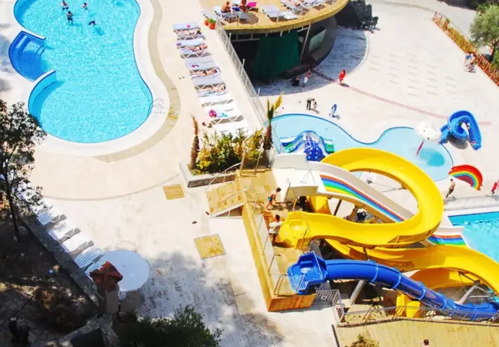 Basen z atrakcjami wodnymi, zjeżdżalniami i leżakami. Idealne miejsce na wakacje, jak sugerują ladonia hotels adakule opinie.
