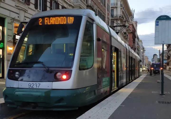 Tram 2 in Roma, direzione Flaminio, si ferma in una strada alberata con palazzi storici.