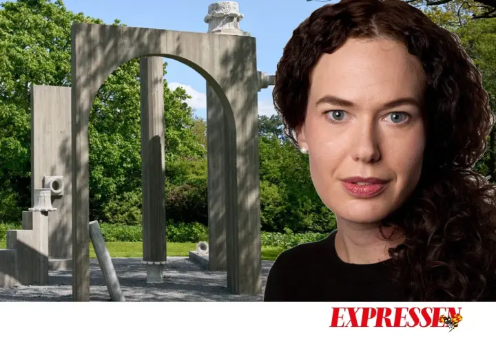 En kvinna med mörkt lockigt hår framför en betongskulptur i Prinsessan Estelles skulpturpark.