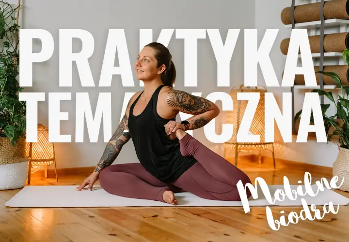 Kobieta w pozycji kapotasana, ćwicząca mobilność bioder. W tle rośliny i maty do jogi.