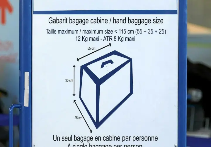 Panneau indiquant les dimensions maximales d'un bagage cabine : 55x35x25 cm.