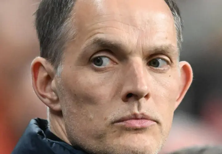 Thomas Tuchel, potencjalny trener reprezentacji Anglii, zamyślony podczas meczu.