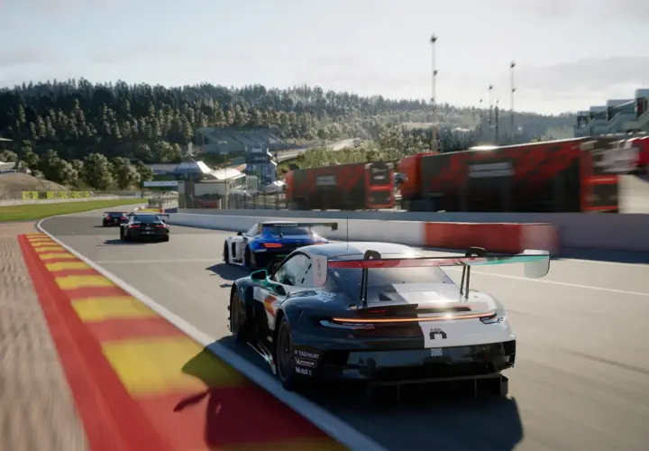 Wyścigowe Porsche pędzi po torze, walcząc o zwycięstwo w Gran Turismo Sport.