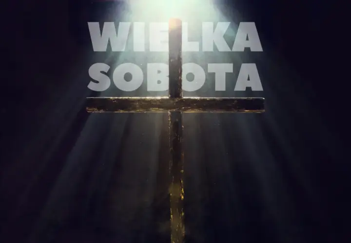 Drewniany krzyż w promieniach światła. Napis "WIELKA SOBOTA" sugeruje czas refleksji, a niekoniecznie długą mszę.
