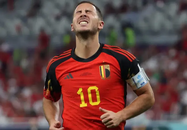 Hazard, belgijski piłkarz, z grymasem na twarzy, w czerwonej koszulce z numerem 10.