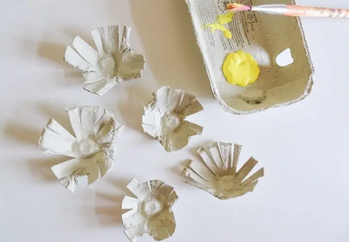Manualidades de Van Gogh para niños: flores de cartón de huevos listas para pintar con amarillo brillante.