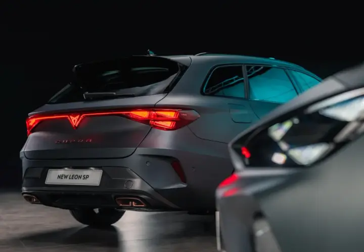 Matowy Cupra Leon SP z podświetlanym logo i wydechem. Sprawdź aktualną cupra leon cena.