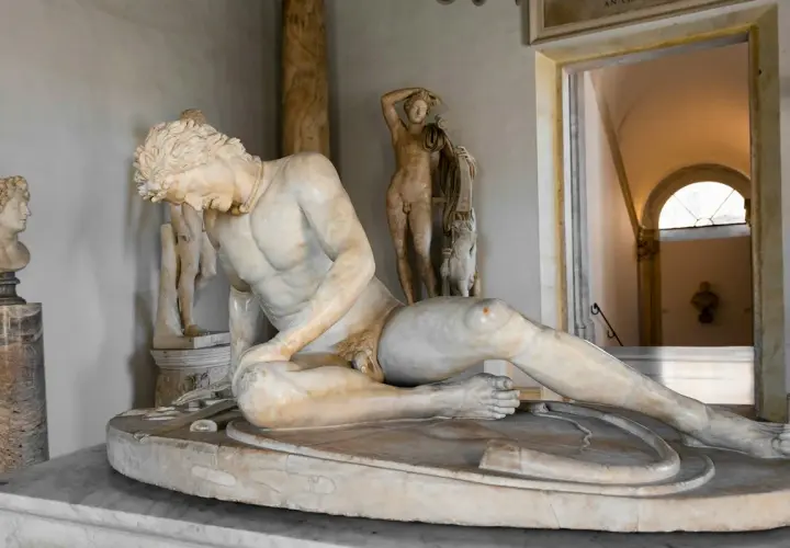 Sculptures antiques au musée du Capitole à Rome. Le tarif d'entrée permet d'admirer ces œuvres.