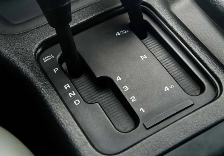 Selettore del cambio automatico con opzioni P, R, N, D, 1, 2, 3, 4, 4 All Time e 4 Lo, per un cambio sequenziale su misura.