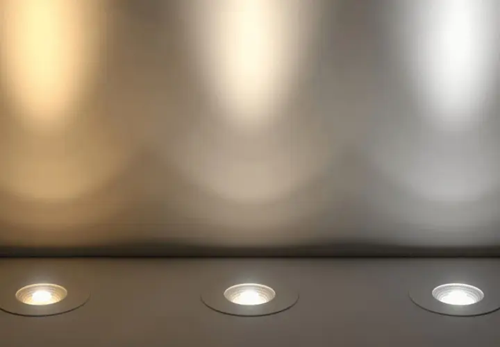 Tres focos empotrados muestran diferentes temperaturas de luz: cálida, neutra y fría. La luz fría es luz blanca, ideal para espacios modernos.