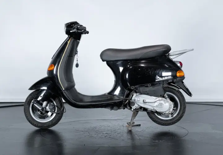 Vespa ET2 50 nera lucida, un classico intramontabile pronto per nuove avventure urbane.