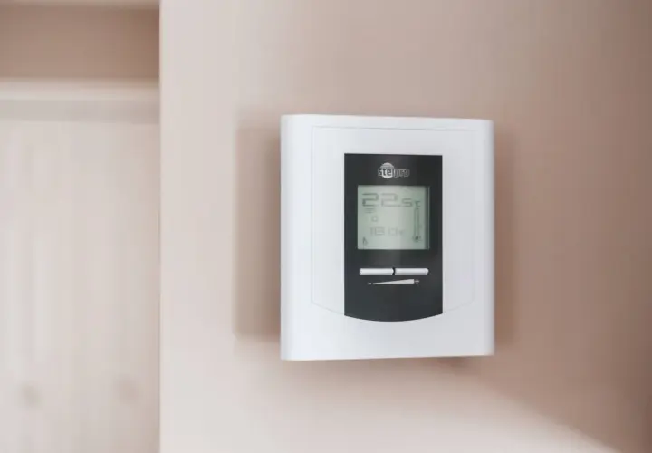 Termostato Stelpro en pared. Muestra 22.5°C y 18.0°C. La diferencia entre termostato y cronotermostato es la programación horaria.