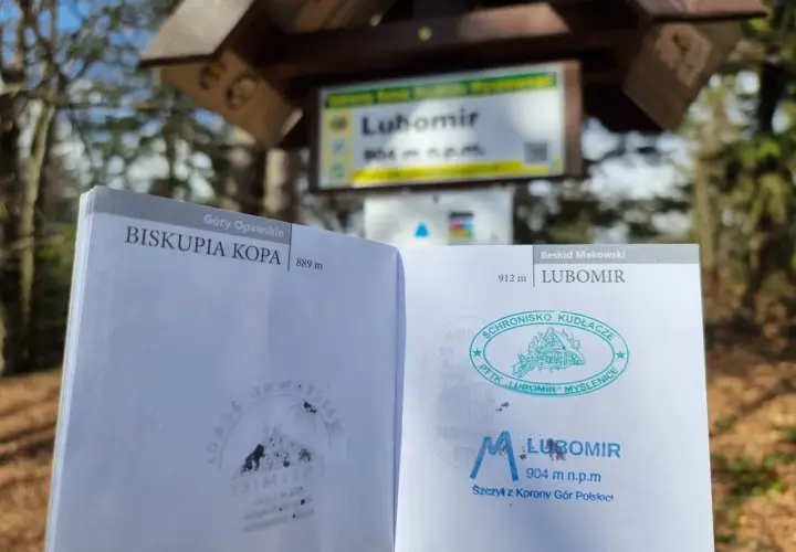 Na szczycie Lubomir, w Beskidzie Makowskim, z pieczątką potwierdzającą zdobycie Korony Gór Polskich.