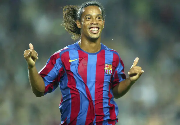 Ronaldinho w koszulce Barcelony, z charakterystycznym uśmiechem i uniesionymi kciukami, uosabia joga bonito.