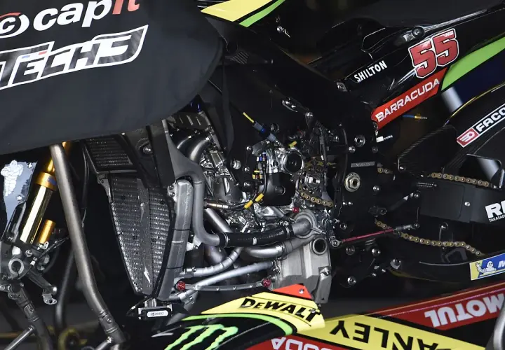 Detalle del motor de una moto GP, mostrando la complejidad de su ingeniería. La pregunta sobre qué cilindrada tiene una moto GP es clave para entender su potencia.