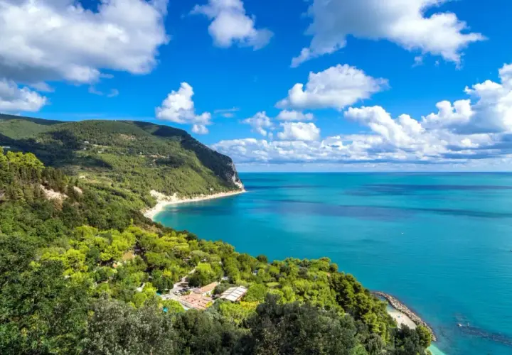 Costa verdeggiante con mare azzurro intenso, un angolo di paradiso nelle Marche.