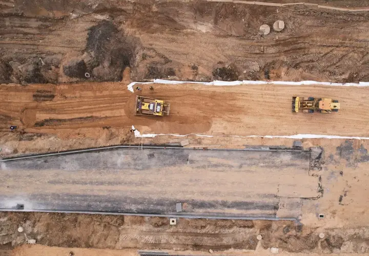 Bagger verdichten die **hydraulisch gebundene Tragschicht** auf einer Baustelle.