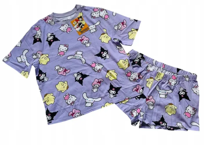 Fioletowa piżama z krótkim rękawem i spodenkami w postacie Hello Kitty i przyjaciół.